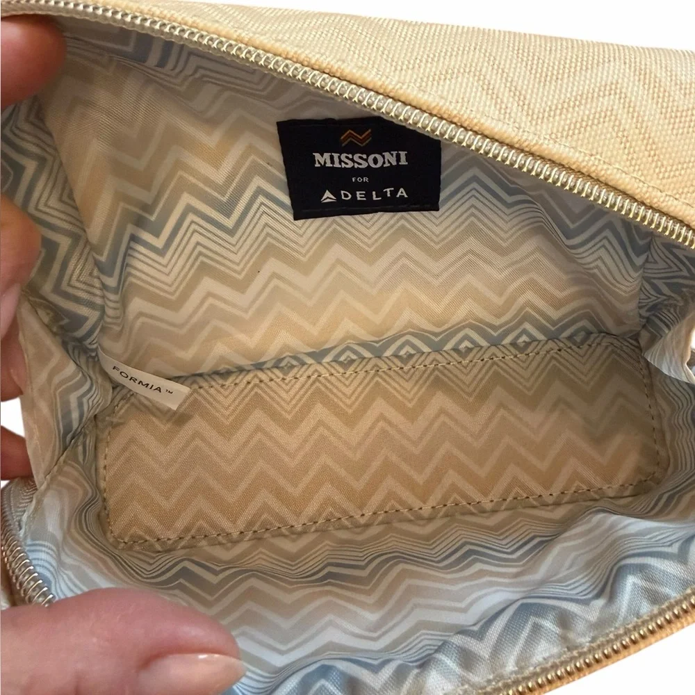 Missoni for Delta One Cream Chevron Zippered Cosmetic Travel Bag. NEW